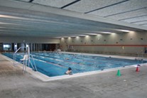 Centre esportiu amb piscines.